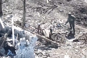 【動画】ドローン爆弾から逃れる事に成功したロシア兵、ぶっ叩いて爆発させてしまう。