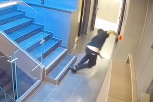 階段で躓いてホテル全体に迷惑をかけてしまった男の動画ｗｗｗｗ