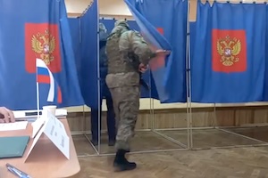 【動画】ロシア大統領選。誤った候補者の名前を記入していないかを確認する武装兵。