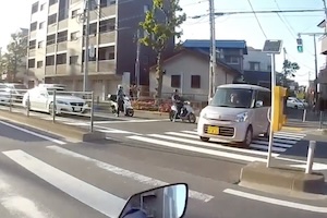 【動画】それいいの？江戸川区で横断歩道を横断する軽自動車が目撃される。