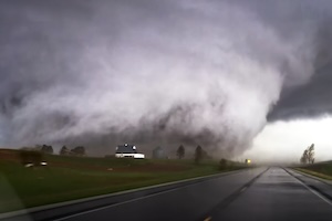 【動画】アメリカで発生した巨大な竜巻に限界まで近づいたストームチェーサー。