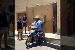 【動画】一人で持ち上げられないほど大きな家具をバイクで運んでしまう男。