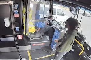 【動画】DQN「ここで降ろして」運転手「バス停まで待って」DQN発狂して運転手をボコってしまう。