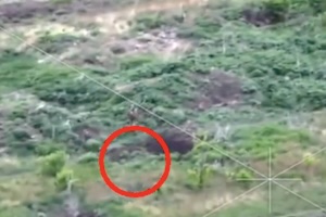 【動画】ウクライナのドローン爆弾を叩き落として自分と同僚の命を救ったロシア兵。