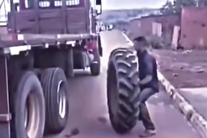 【すご】トラクター用の大きなタイヤを驚きの方法で持ち上げる男。