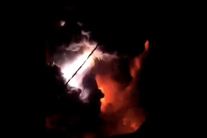 【動画】 絶え間ない稲妻。ルアン火山の大噴火を撮影した映像がすごい。