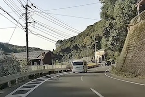 これは避けれん。突然対向車に特攻する軽自動車が長野県で撮影される。