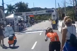ゴールラインの悲劇まであと数ミリ。自転車レースで撮影された危なすぎるカメラマンの映像。