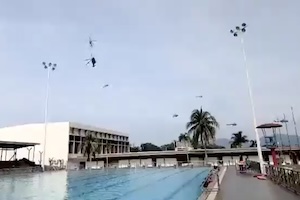 【動画】軍事パレード中にヘリコプター2機が衝突して墜落。10人が死亡。