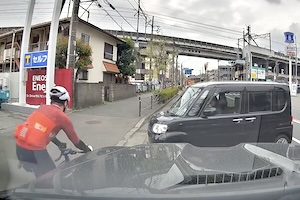 神奈川で撮影されたロードバイクと軽自動車のひやっと動画(°_°)