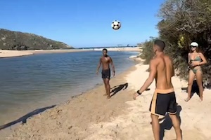 【動画】ブラジルの一般人、サッカーボールの扱いがうますぎる(°_°)(thumb)