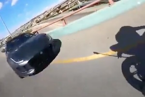 【車載】後ろからクソ運転の車に突っ込まれたバイク乗りの動画がこえええ。