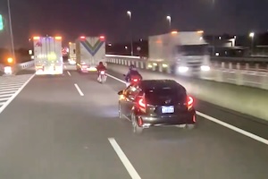 【動画】 アクアに乗った異常者。高速道路でバイクにビタ付け煽りをしてしまう。