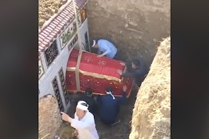 【動画】中国の葬儀で故人以外も一緒に埋葬されてしまうアクシデント。