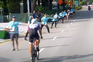 【動画】何度手を伸ばしてもボトルを受け取れない自転車選手（ノ∇`）