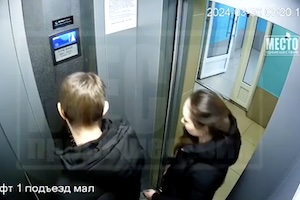 頭のおかしな人さん、自分が乗ったエレベーターを破壊しようとするｗｗｗ