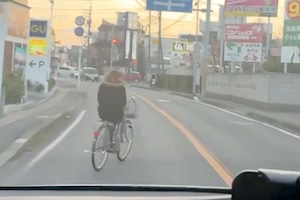 【動画】自転車で対向車に嫌がらせをする男。千葉の連続ひょっこり犯が撮影される。