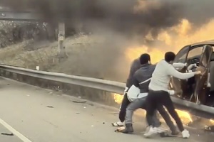 大炎上する車から運転手を救った人たちのGJ動画。（アメリカ）