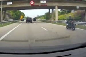 【動画】夫婦喧嘩で高速道路上に飛び出した中国人女が原因でバイクの人が死亡。