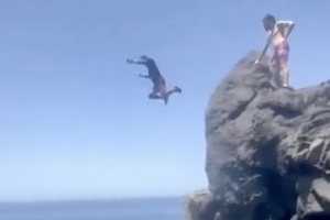 【衝撃】岩場からの飛び込みでジャンプしすぎてしまった男。