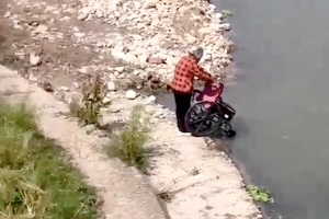 【動画】 車椅子を押したおばあさんが川へ・・・。中国で撮影された悲しい映像。