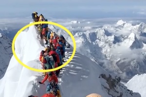 【動画】エベレスト頂上付近の渋滞中に雪面が崩れ2人が行方不明に。その現場。