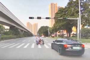 【動画】テスラでも止まれない。信号無視のスクーターをはね飛ばしてしまう事故。
