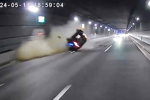2人が死亡した首都高タクシー事故の瞬間を記録したドラレコ動画がアップされる。