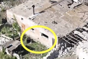 【動画】ウクライナのドローン爆弾、威力増しすぎ。ロシア兵が逃げ込んだ建物に窓から飛び込んでドカーン。