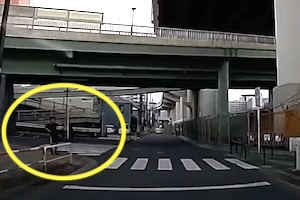 【東京】これは罠。横断者か分からない男性が原因で歩行者妨害を取られた動画。