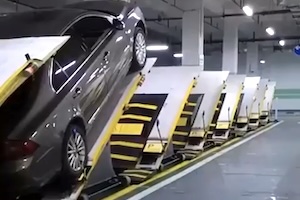 【動画】 車を斜めにして省スペース駐車を可能にした中国のアイデアがすごい。