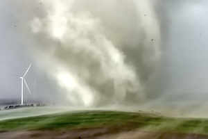 風力発電の風車をなぎ倒すパワー。アイオワ州で撮影された巨大竜巻の映像。