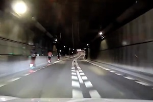 【怖い】軽車両通行禁止の新宿御苑トンネルを走る電動キックボード集団が話題に。