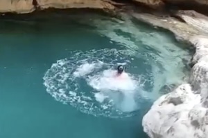 泳げないのに飛び込んだ少年が亡くなった事故の映像。