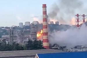 【動画】ロシアの製油所が無人機の特攻により炎上。撃ち落とすシーンもあり。