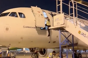 【動画】エアバスA320の前方ドアからスタッフが落下してしまう事故。