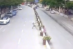 【動画】スリングショットで街の監視カメラを次々と狙撃する男が撮影される。