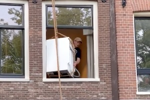 【動画】下手くそかっ。窓から洗濯機を降ろそうとした男の悲劇。