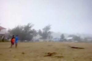 【動画】プエルトリコのビーチで3人の子供が雷に打たれてしまう。
