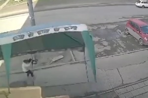 【動画】52歳女性、強風により倒れたテントで転倒して病院送りに。