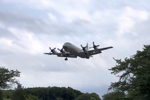 【動画像】千葉で海上自衛隊のP-3C哨戒機が着陸に失敗してしまう。
