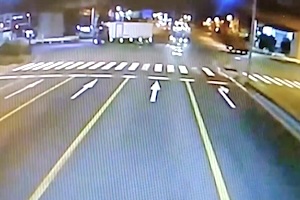 【東京】右折の4tトラックに突っ込んだバイクのライダーが亡くなった事故の映像が公開される。