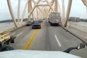 事故で橋から宙吊りになった大型トレーラーのドラレコ映像が公開される(((ﾟДﾟ)))