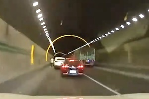 これは怖い。高速道路のトンネル入り口で発生した事故のドラレコ。