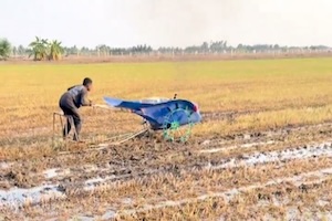 【動画】タイの広大な水田を耕すトラクター、速すぎるｗｗｗｗｗｗ