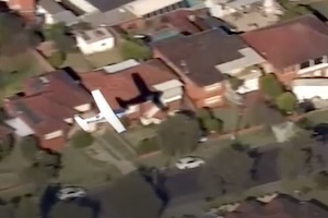 【動画】住宅街に墜落しかけたセスナ機を上空から撮影した映像。