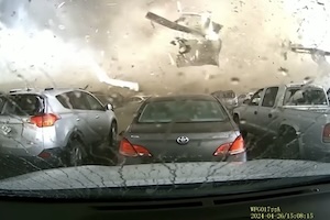 【衝撃】駐車監視ドライブレコーダーが捉えた竜巻の破壊力がエグい。