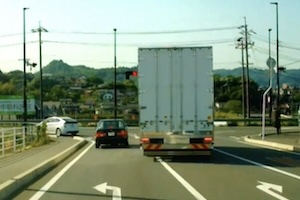 プロ失格。無茶苦茶な信号無視をする大型トラックが岡山で撮影される。