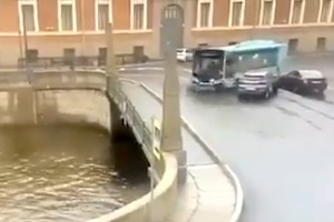 暴走したバスが川に落下して乗客7人が亡くなった事故の映像が公開される。（ロシア）