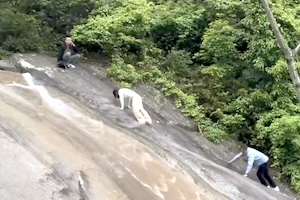【中国】滝で立ち往生した女性を救おうとした男性、滑り落ちてしまう。
